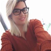 Profesora titulada con más de 5 años de experiencia.